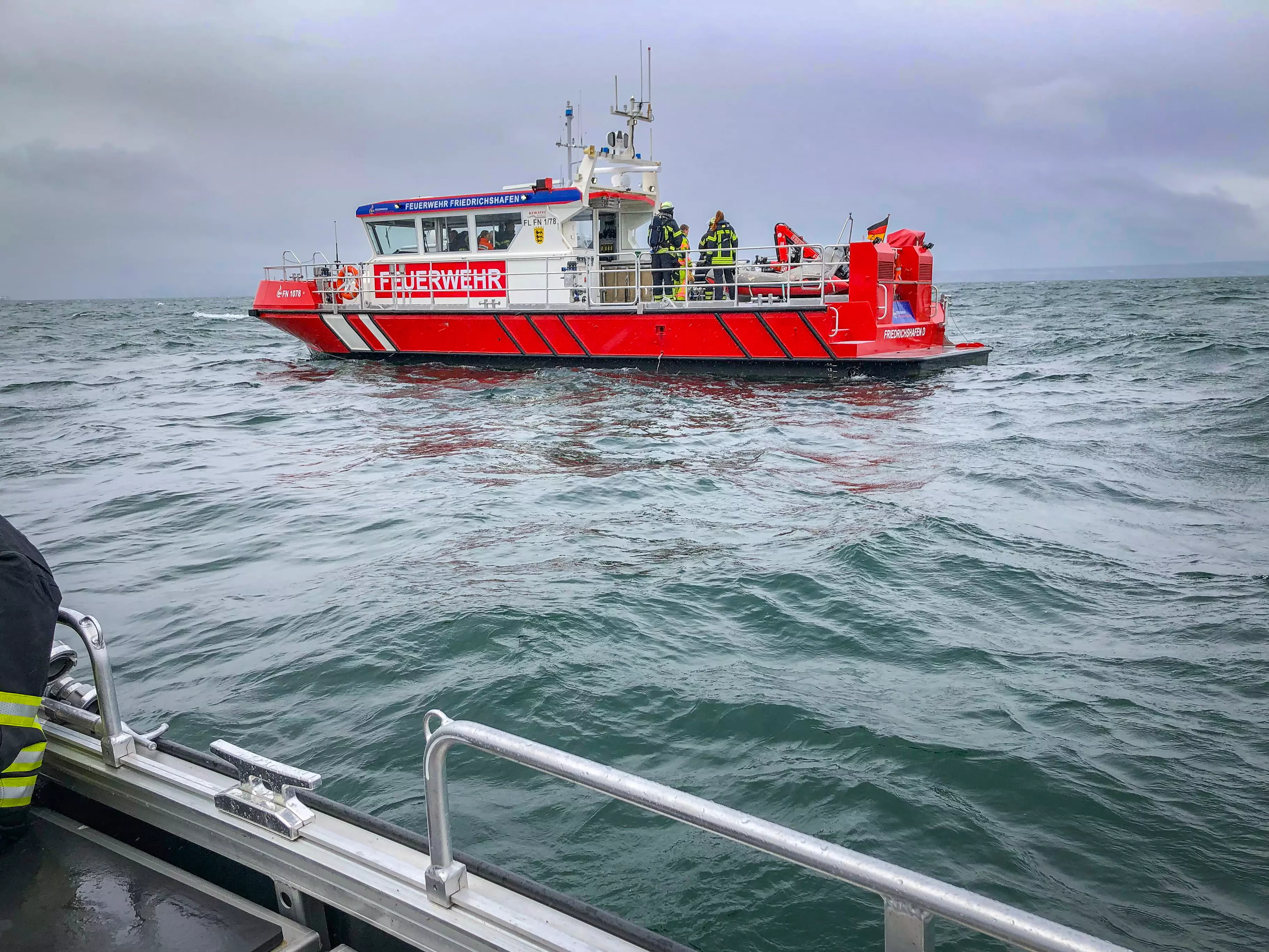 Löschboot der Feuerwehr Friedrichshafen auf dem Bodensee.