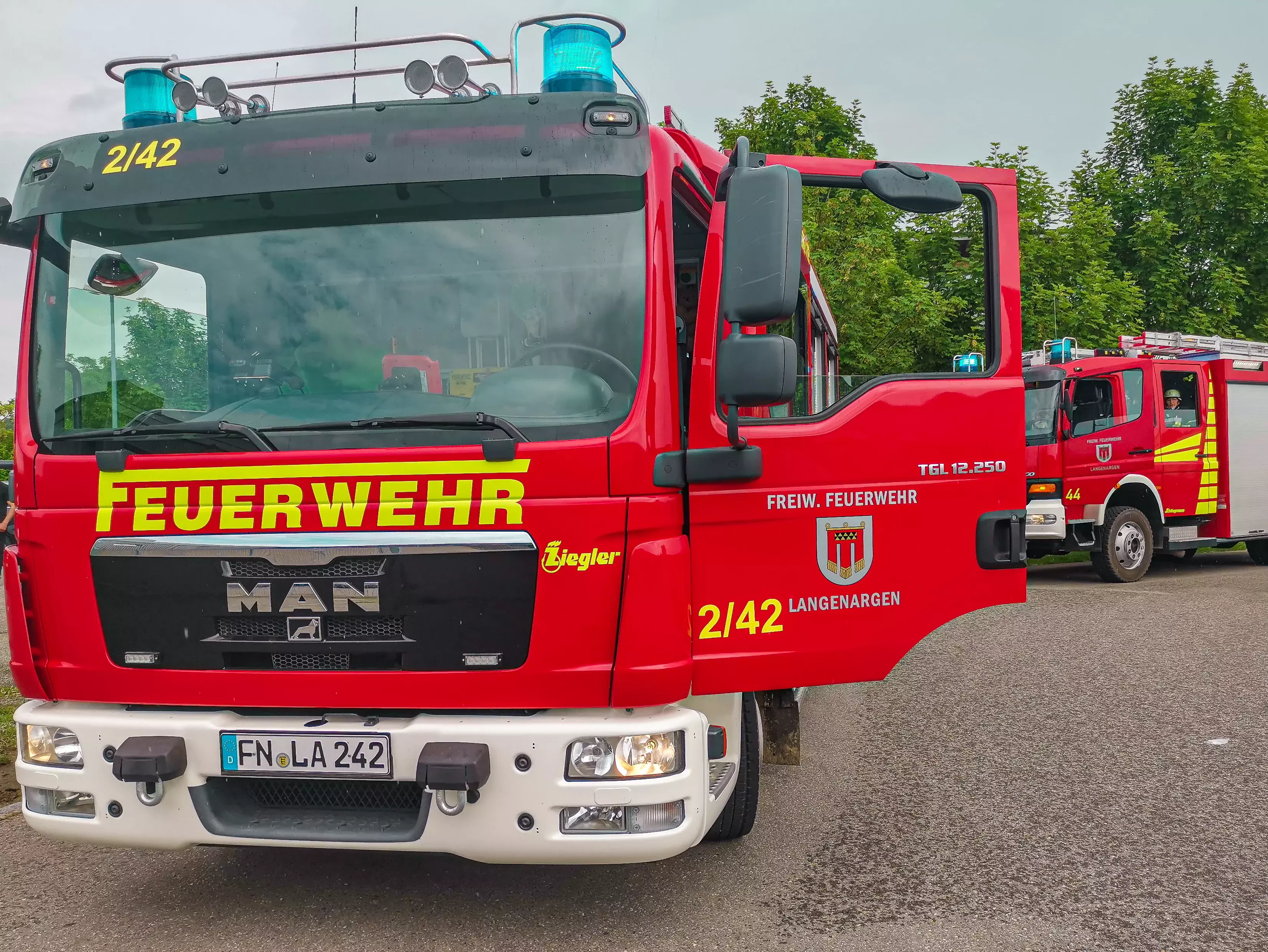 Im Vordergrund ist das Löschfahrzeug des Zug 3 Oberdorf zu sehen, im Hintergrund das Löschfahrzeug 1/44 vom Standort Langenargen. Beide Fahrzeuge stehen mit Blaulicht auf einer Straße.