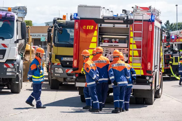 Die Fahrzeugbesatzung ist hinter dem Fahrzeug angetreten und nimmt den Befehl des Gruppenführers entgegen