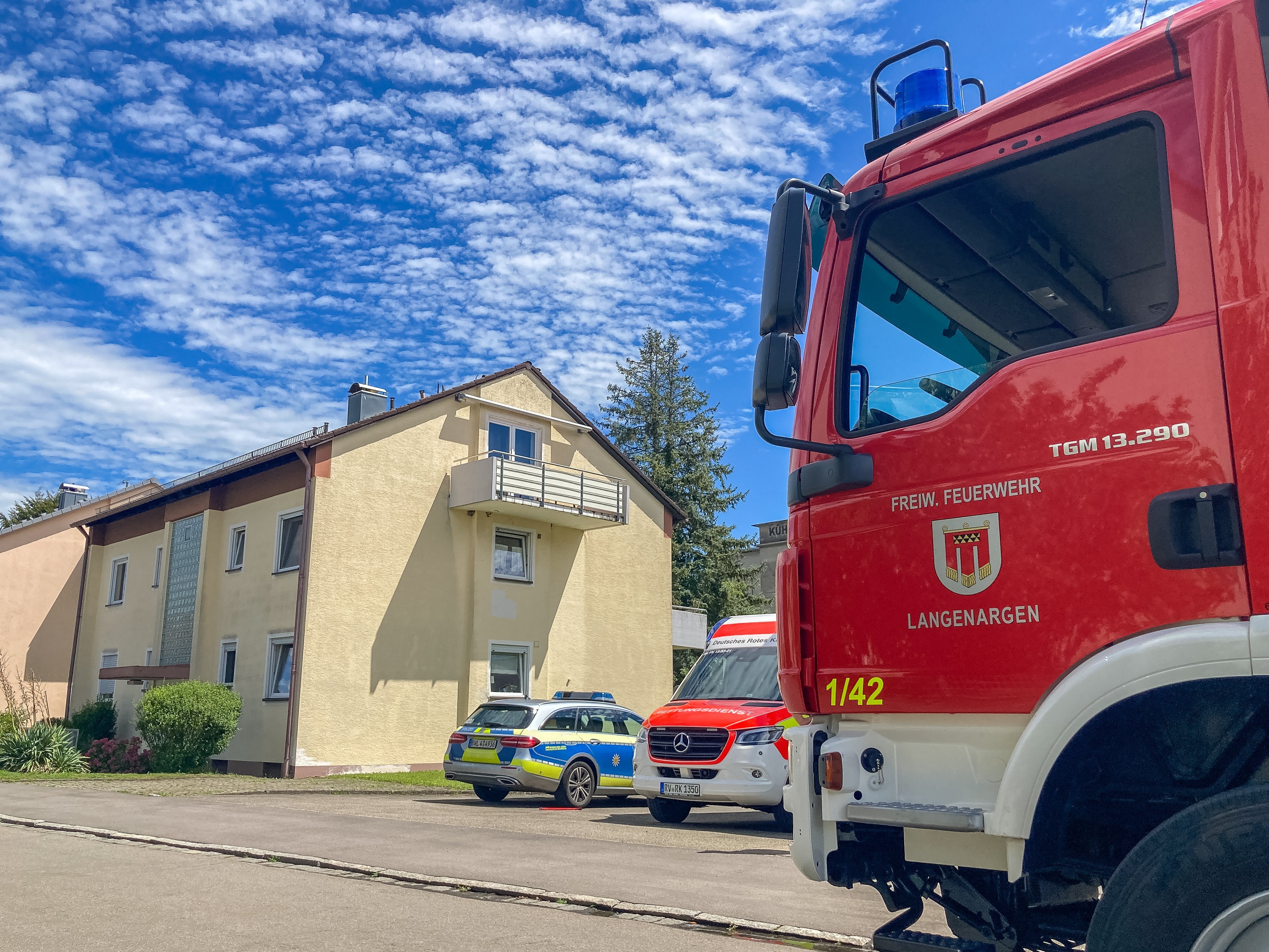 Im Vordergrund das Löschfahrzeug 10. Im Hintergrund ein Fahrzeug der Polizei und ein Rettungswagen.