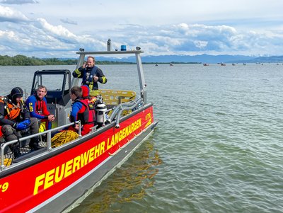 Zu sehen ist das MZB wie es DLRG Taucher aufnimmt.