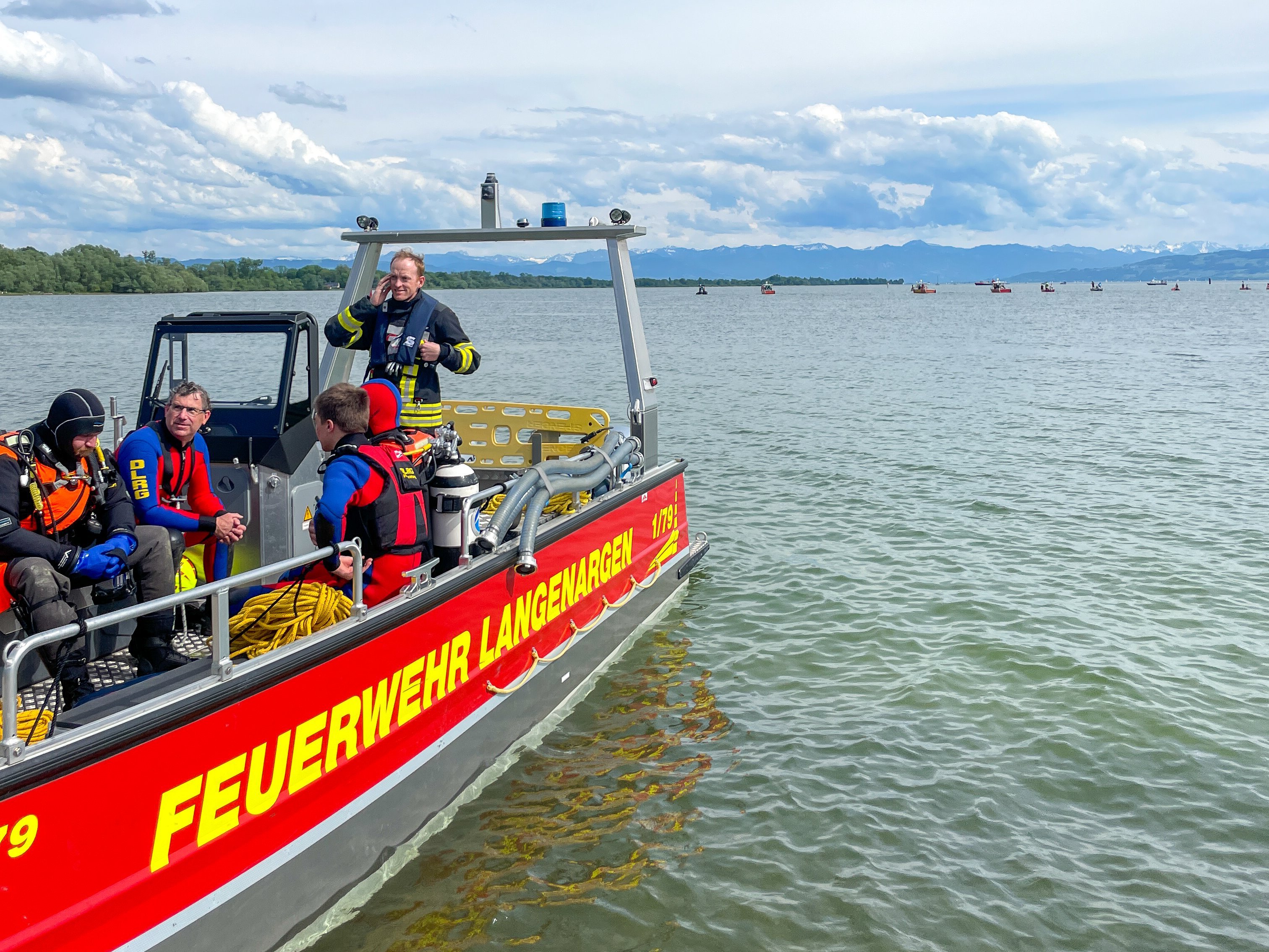 Zu sehen ist das MZB wie es DLRG Taucher aufnimmt.