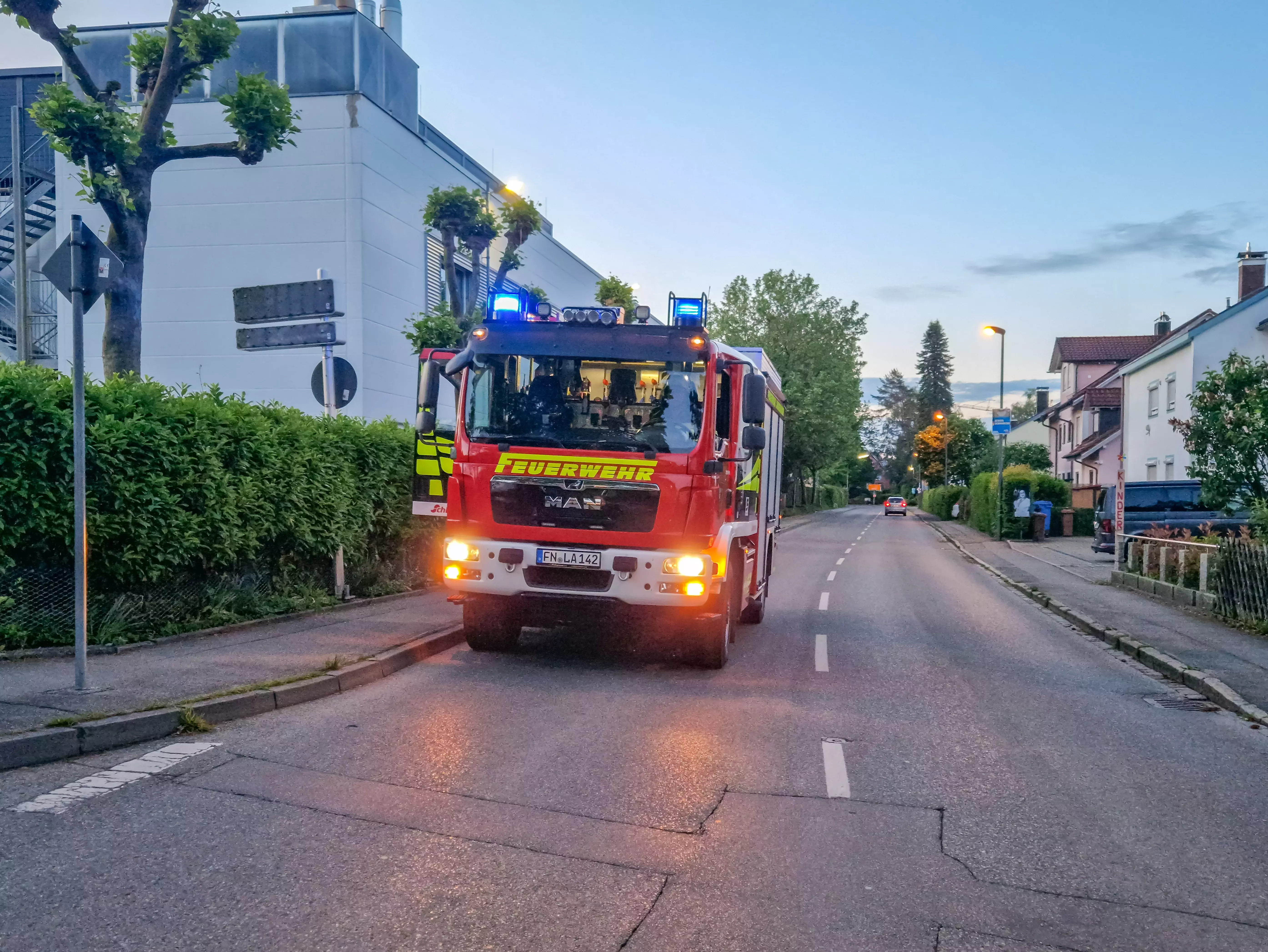 Löschfahrzeug 1/42 in Bereitschaft auf einer Straße.