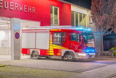 Das Löschfahrzeug Oberdorf fährt mit Blaulicht aus der Fahrzeughalle